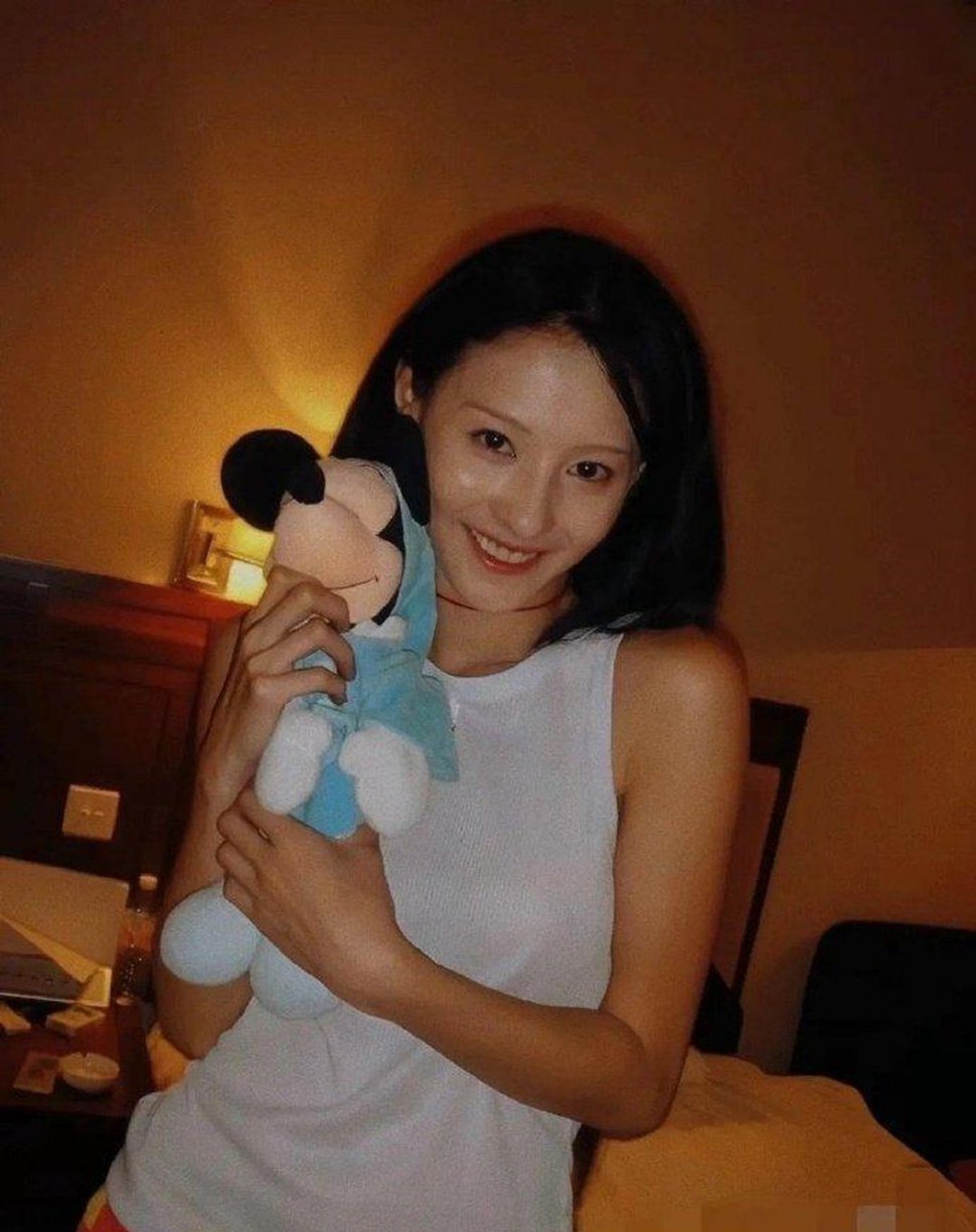 张柏芝当年为了拍无极，剃了原生眉，化了这种眉毛，看着跟大如的好像，看来这种眉毛都