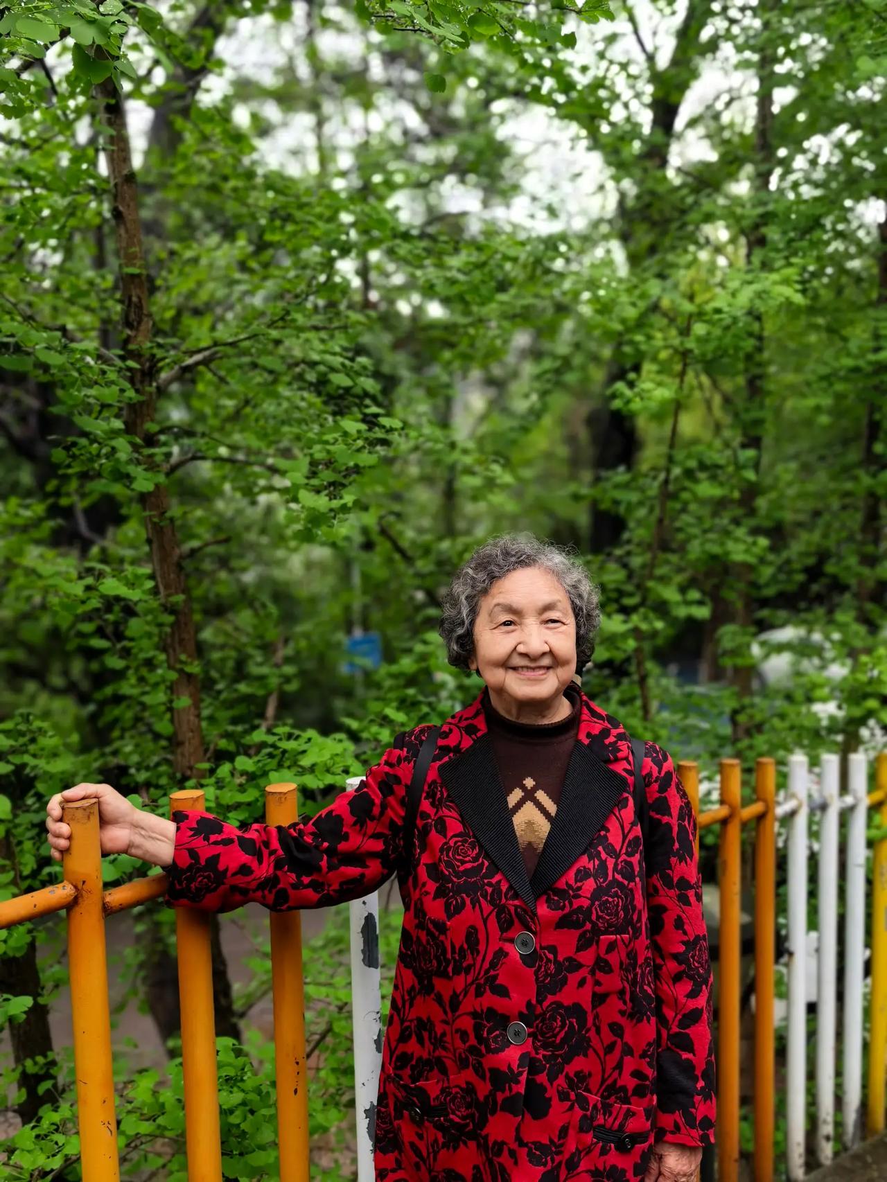 现在好多人羡慕明星70几岁的状态，像刘晓庆穿着短袖短裙运动装活力十足，赵雅芝，一