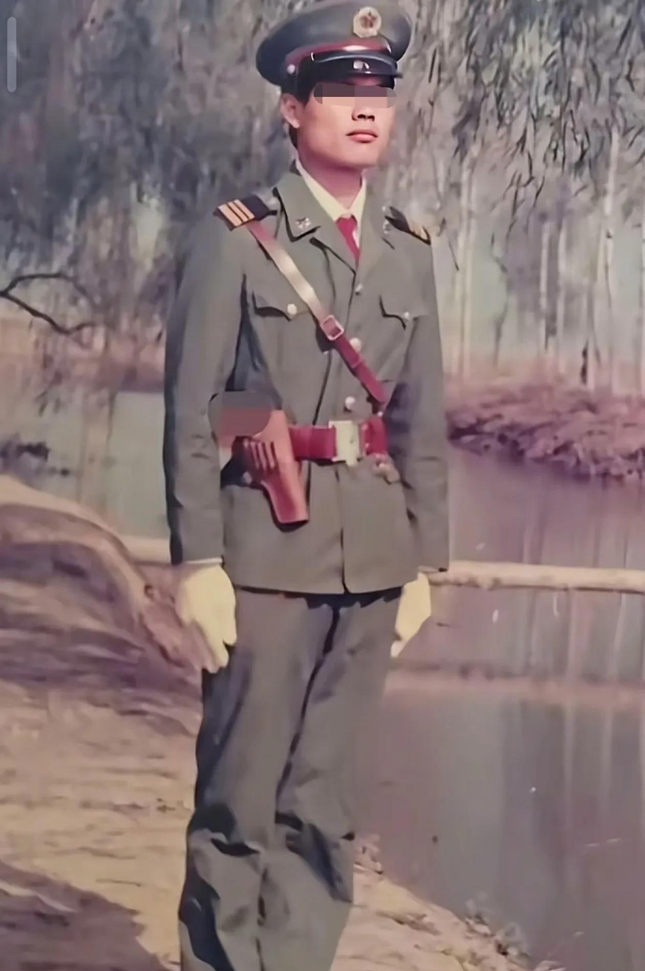 这张照片初看很正常，仔细看，有点不和谐，90年代当过兵穿过87式军装的老兵都知道