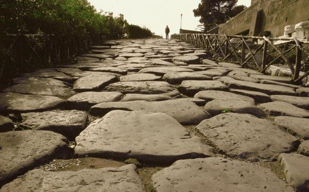 为什么2000年前的罗马人修路，能修出一条条“直得离谱”的道路？有人甚至开玩笑