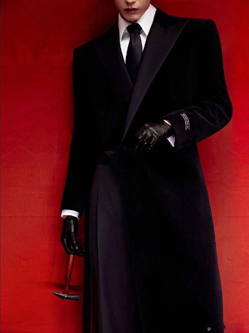 张凌赫这套造型必有高人指点张凌赫的造型师太有想法，笔挺干练的黑白西装搭配薄底皮鞋