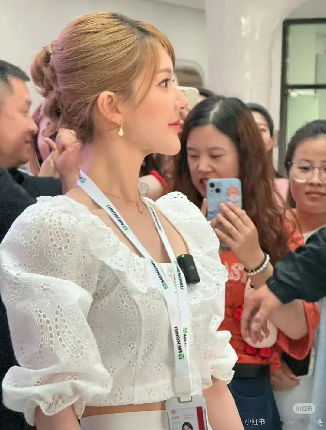 赵露思超绝侧脸…​​​