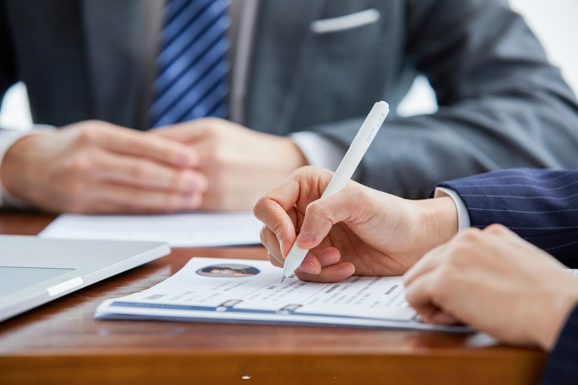 HR讽刺求职者本科学历不配双休好好查查这HR吧，怎么想的。说实在的很多岗位都是