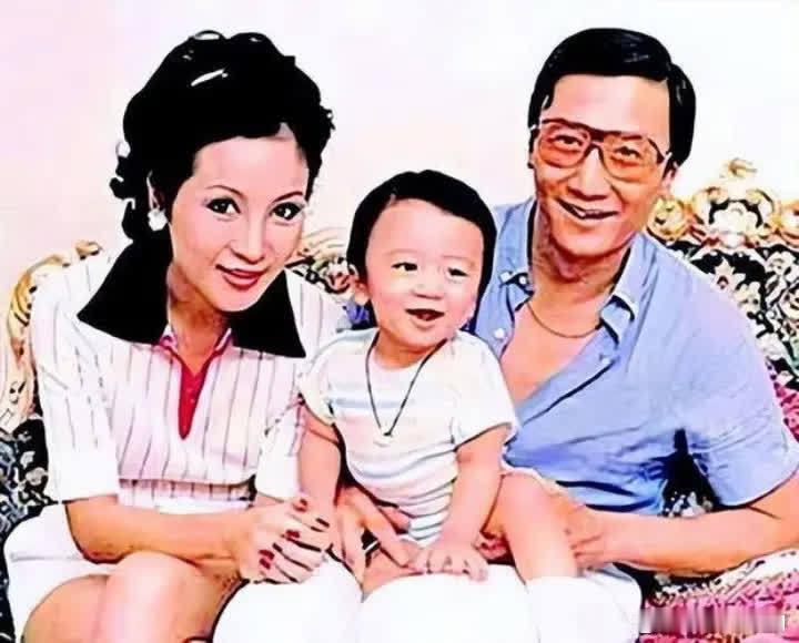 1985年，谢贤赌博欠了1600万，债主把他家的东西砸得稀巴烂，看到一对儿女天天