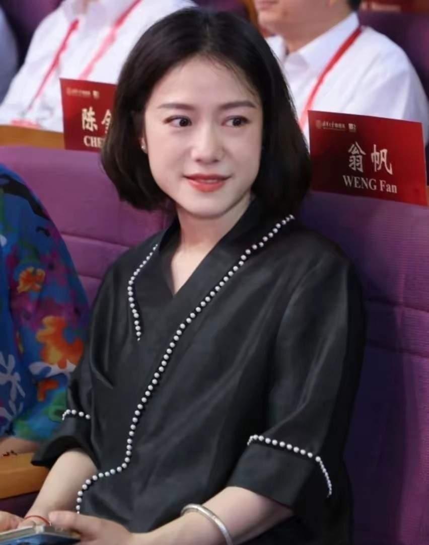 翁帆幸亏离过婚！在第一段婚姻里尝尽了渣男给的苦头。博士毕业的她，长得好，性格好却
