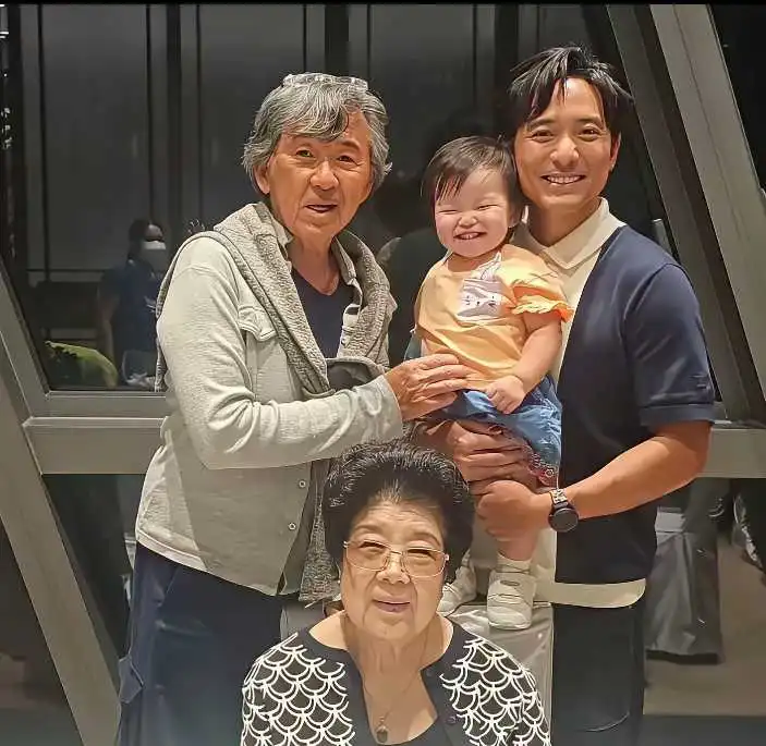 晚年的林子祥与原配一家的留影，儿子非常的帅气
