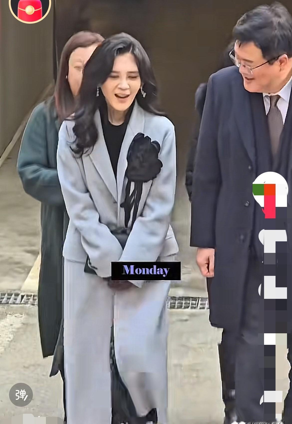 韩国第一名媛，有个全世界都注意到的缺陷。就是她的走路姿势。她端着肩膀走路的样