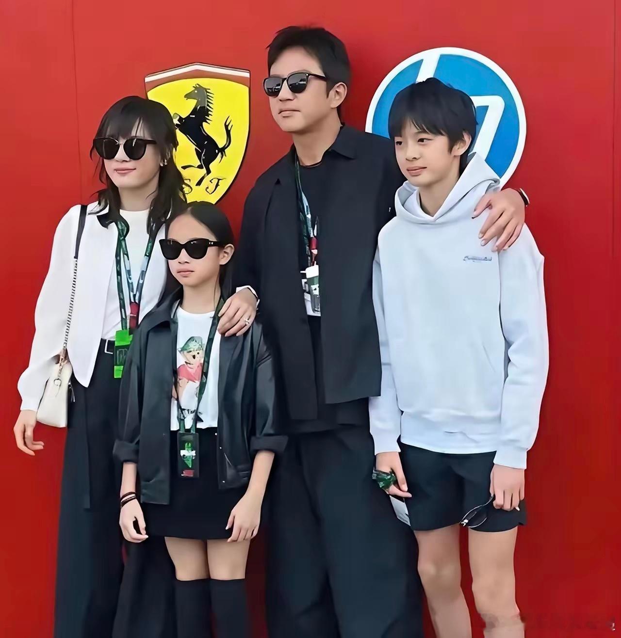 邓超说，儿子像我也就算了，本想着女儿小花多随随孙俪，白白净净、安安静静的，结果现