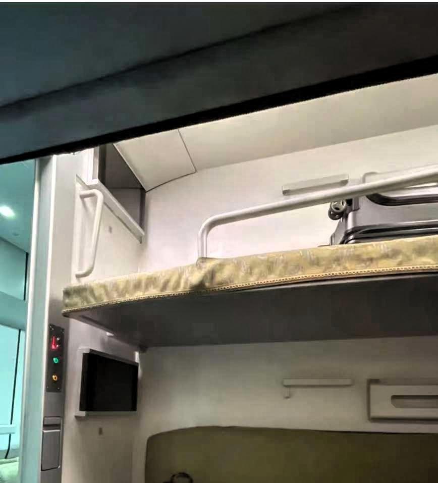 一孕妇在整节车厢里找人换下铺，没一个人愿意换，她是上铺爬不上去。有人说乘客冷