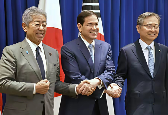 美、日、韩三国联手起来，针对台海局势发表声明，其中美国等3个国家的外长同时起立出