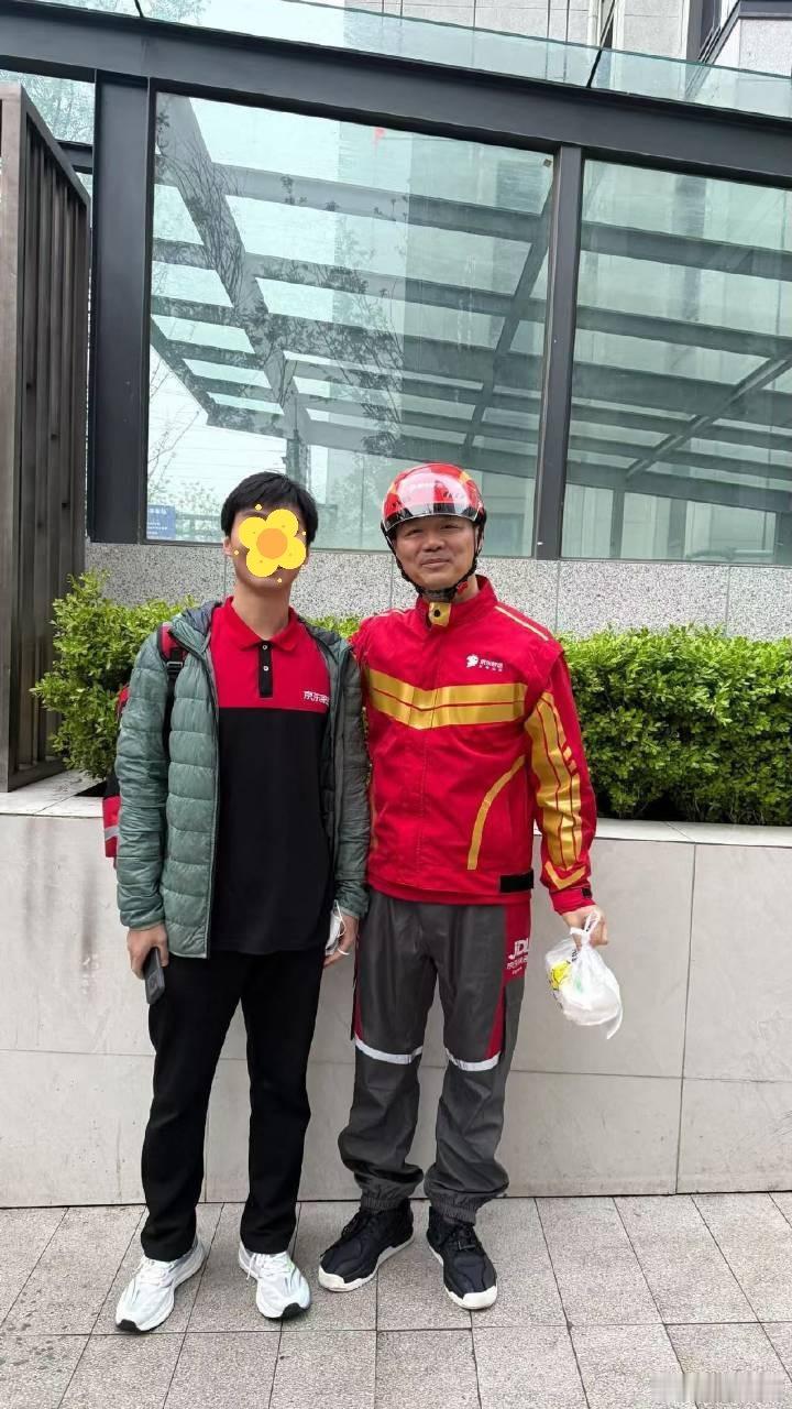 这个把员工叫兄弟的男人，再次穿上工装，亲临一线为用户送外卖，原来有些人即使站在云