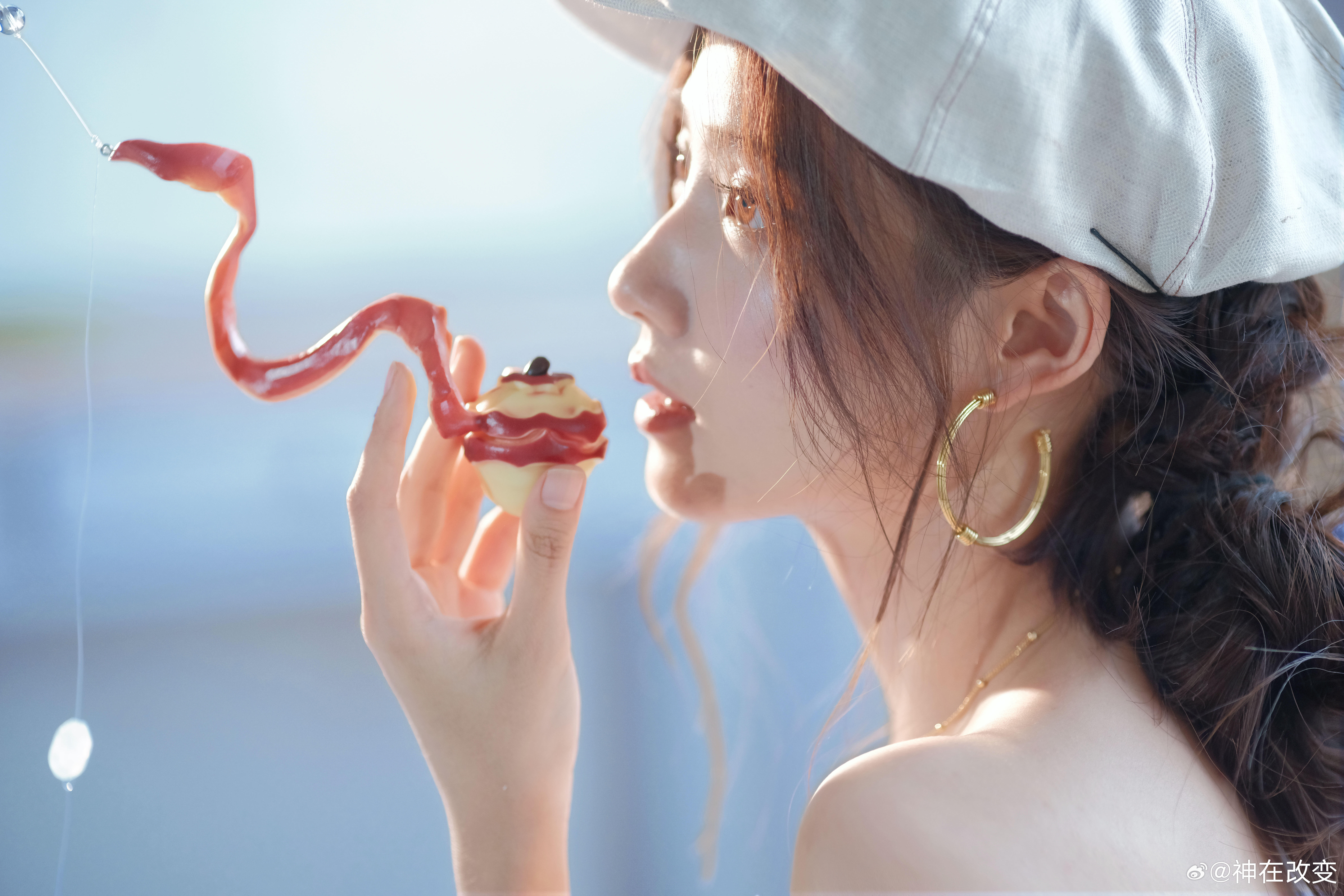 卢昱晓微博奇遇小镇超话打卡星挑战卢昱晓今日全新造型来了，是千禧辣妹吧！