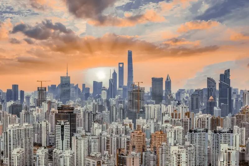 上海楼市：很多人看不懂当下上海楼市，去年房价普遍大跌，今年行情却变得十分割裂