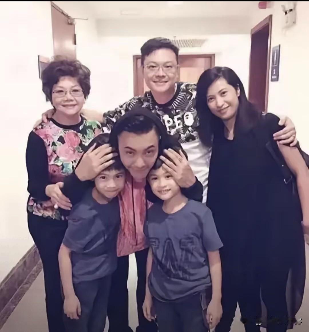 陈伟霆家庭氛围超好哥哥有两个儿子，陈伟霆对侄子们就像对自己儿子一样宠溺。陈伟霆