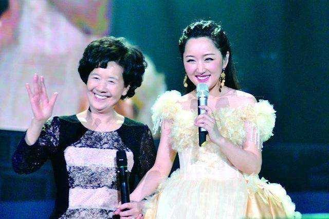当年的杨钰莹，确实担当得起玉女称号。如今的她一副岁月静好，贵妇模样。幸运的女神，