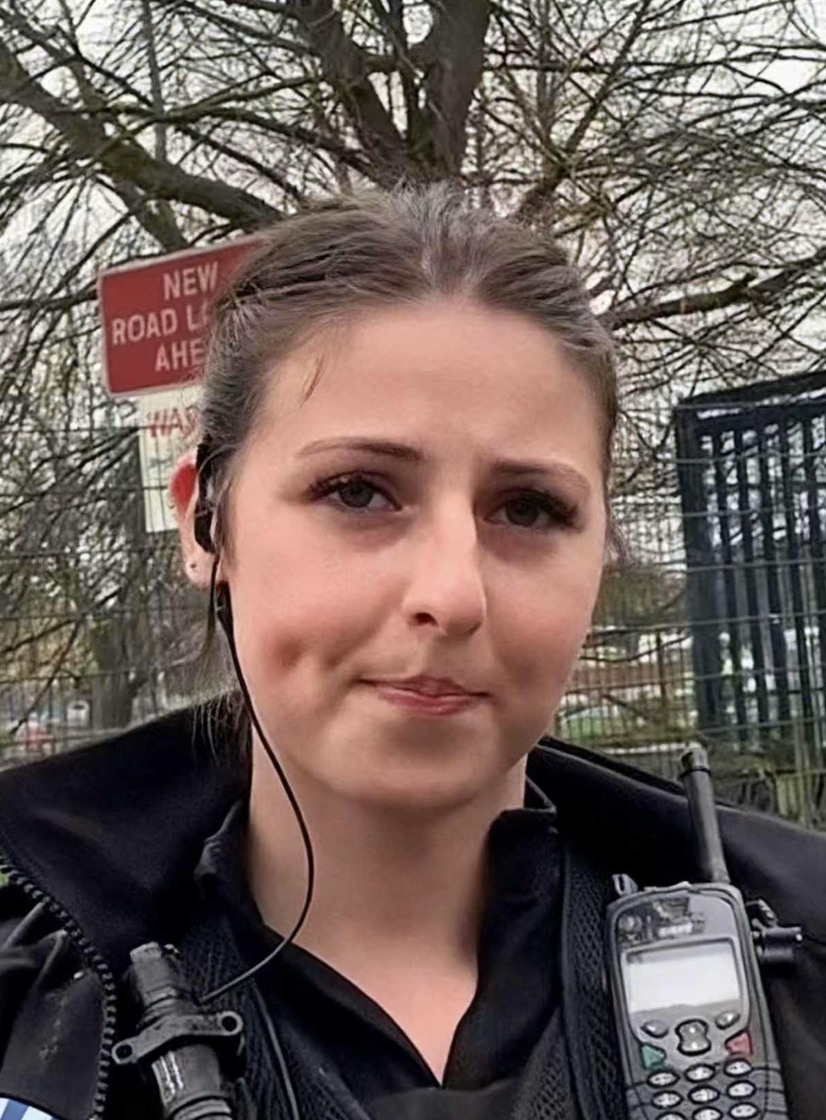 这是英国的一位“审计哥”在盘问一位女性警员时女警员可爱的表情照片。在英国本国