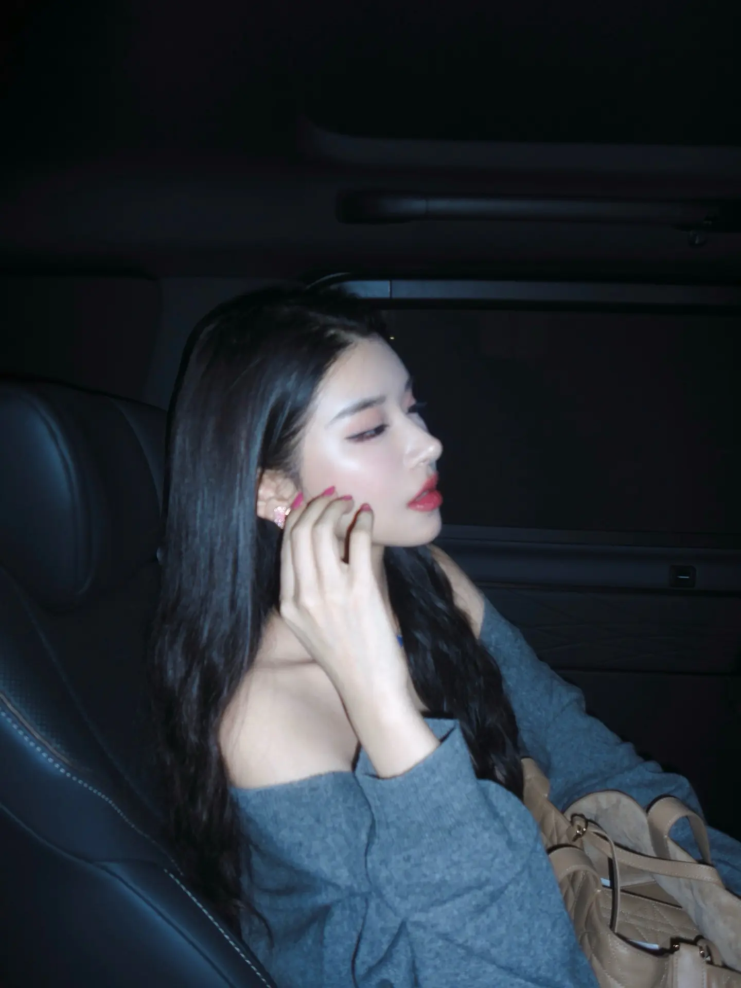 她要用漂亮和聪明 给自己建一座逃生通道