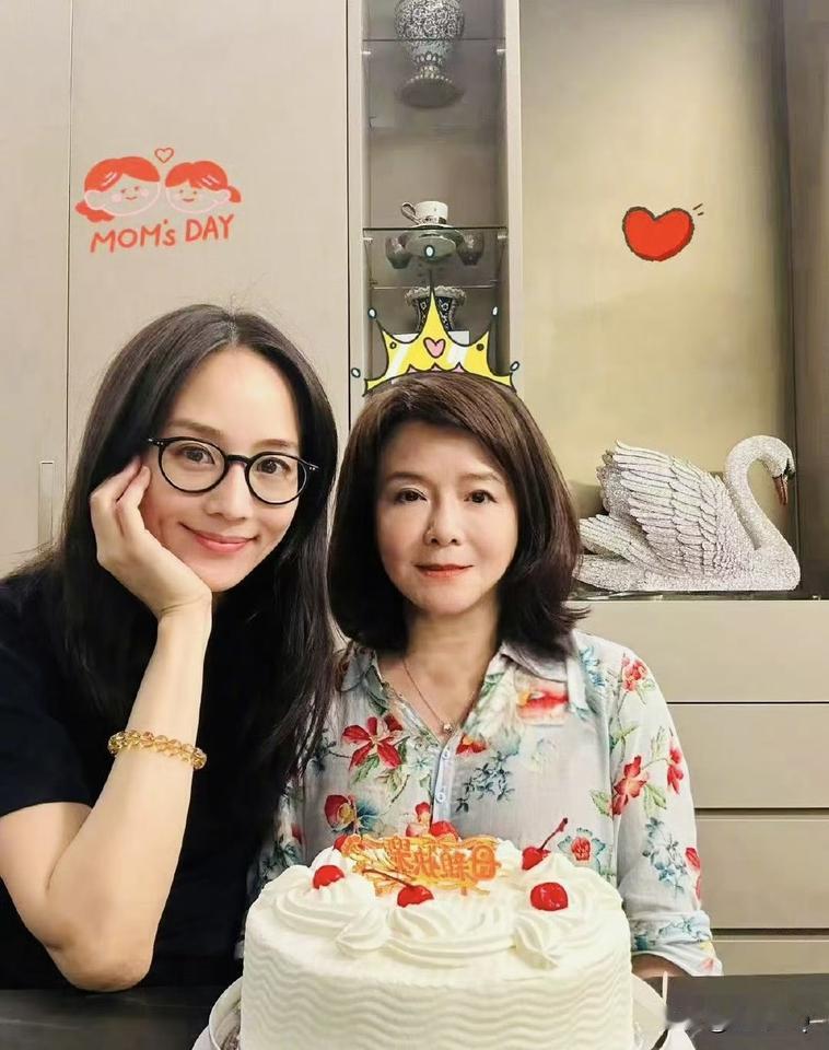 意外发现张钧甯的妈妈和侯佩岑的妈妈长得还挺像，都属于那种甜美圆脸型的女性。