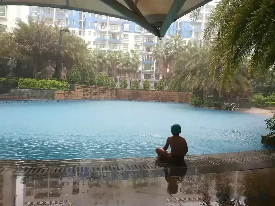 上上下下都在说电动车在住宅内，飞线充电不安全，常有自燃引发住宅火患。那么从另一
