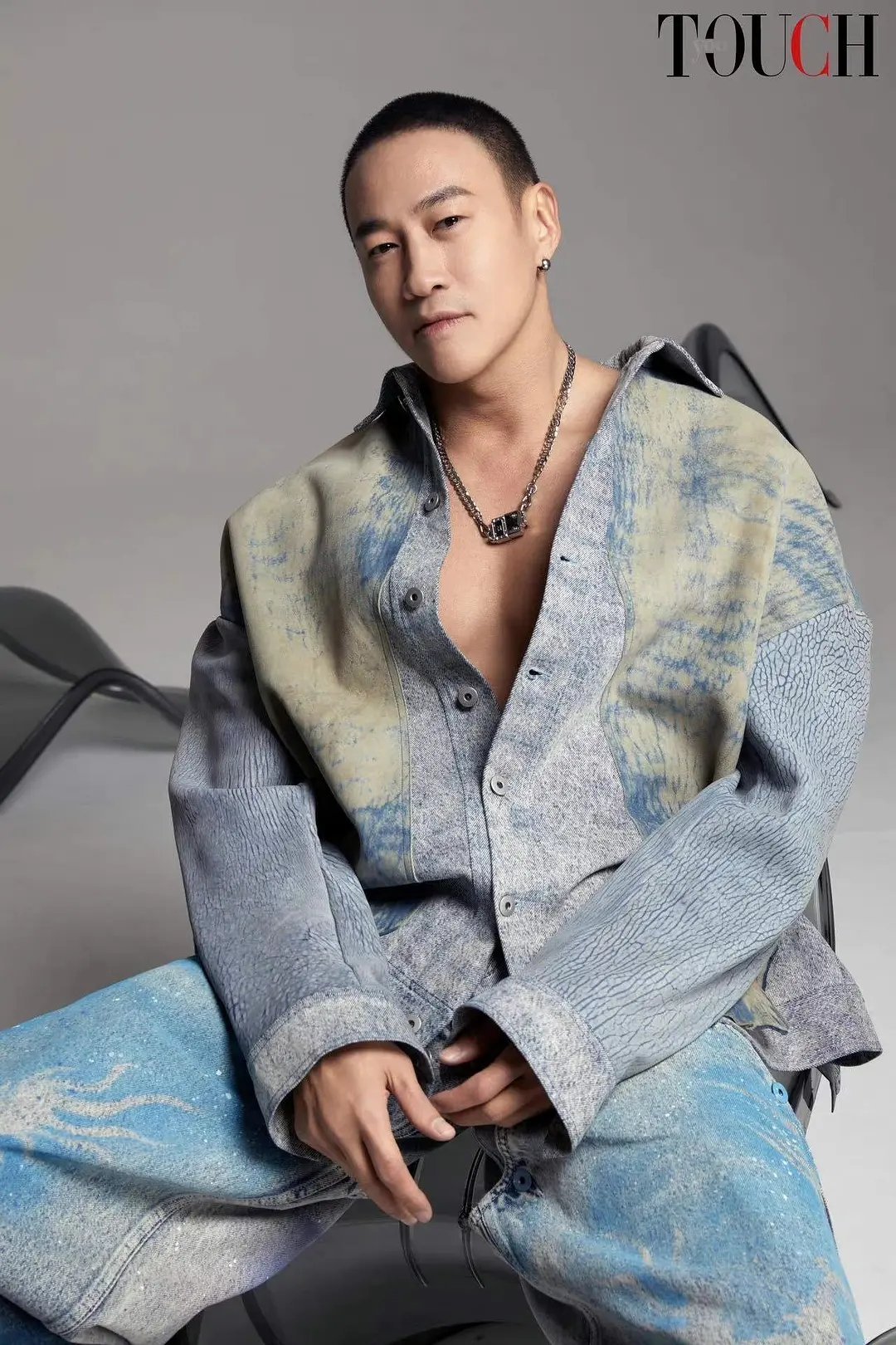 何润东抖音粉丝破500万翻红。新杂志销量跟张凌赫比如何？