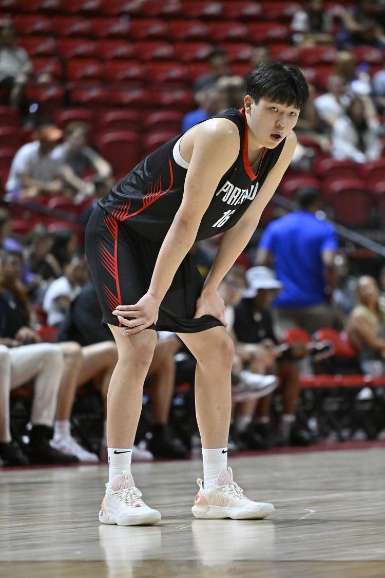 前NBA助教小史蒂夫-琼斯关于杨瀚森的一些观察：-他的运球和脚步动作流畅，但力