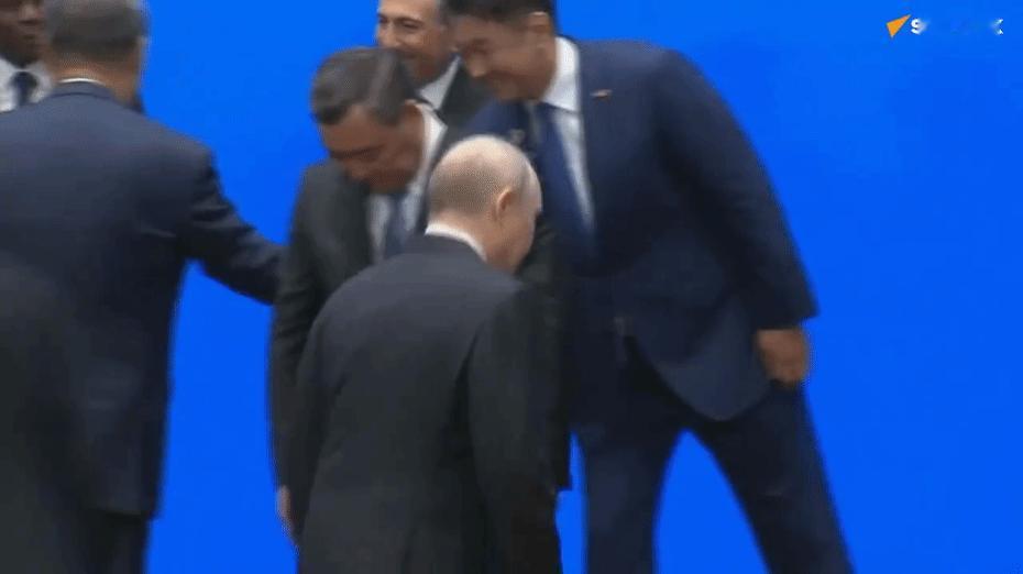 普京不愧是交际达人 比什凯克上合组织峰会散场后，巴基斯坦总理夏巴兹·谢里夫紧