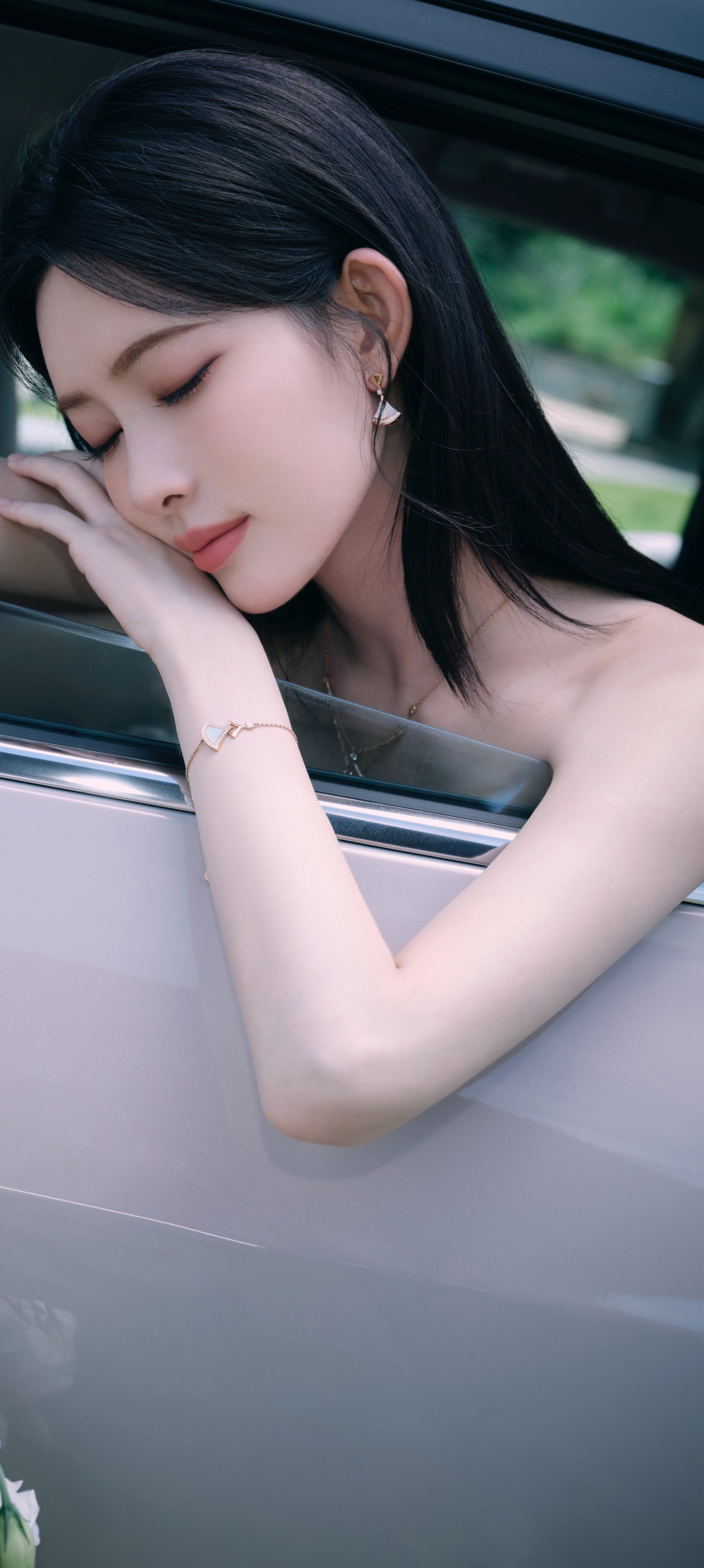 孟子义写真壁纸，银色抹胸裙，蝴蝶旖旎交织精致感满分。孟子义