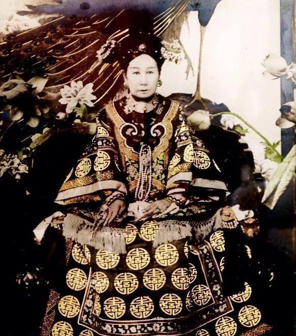 1880年，慈禧的屁股上长了疥疮，烦躁的很。太医们束手无策，毕竟谁敢摸太后的屁股
