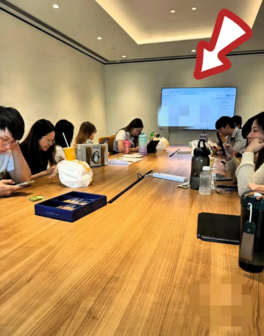 强制社保第一天，满心期待社保，等来的却是改签临时工合同。还是每天8小时，