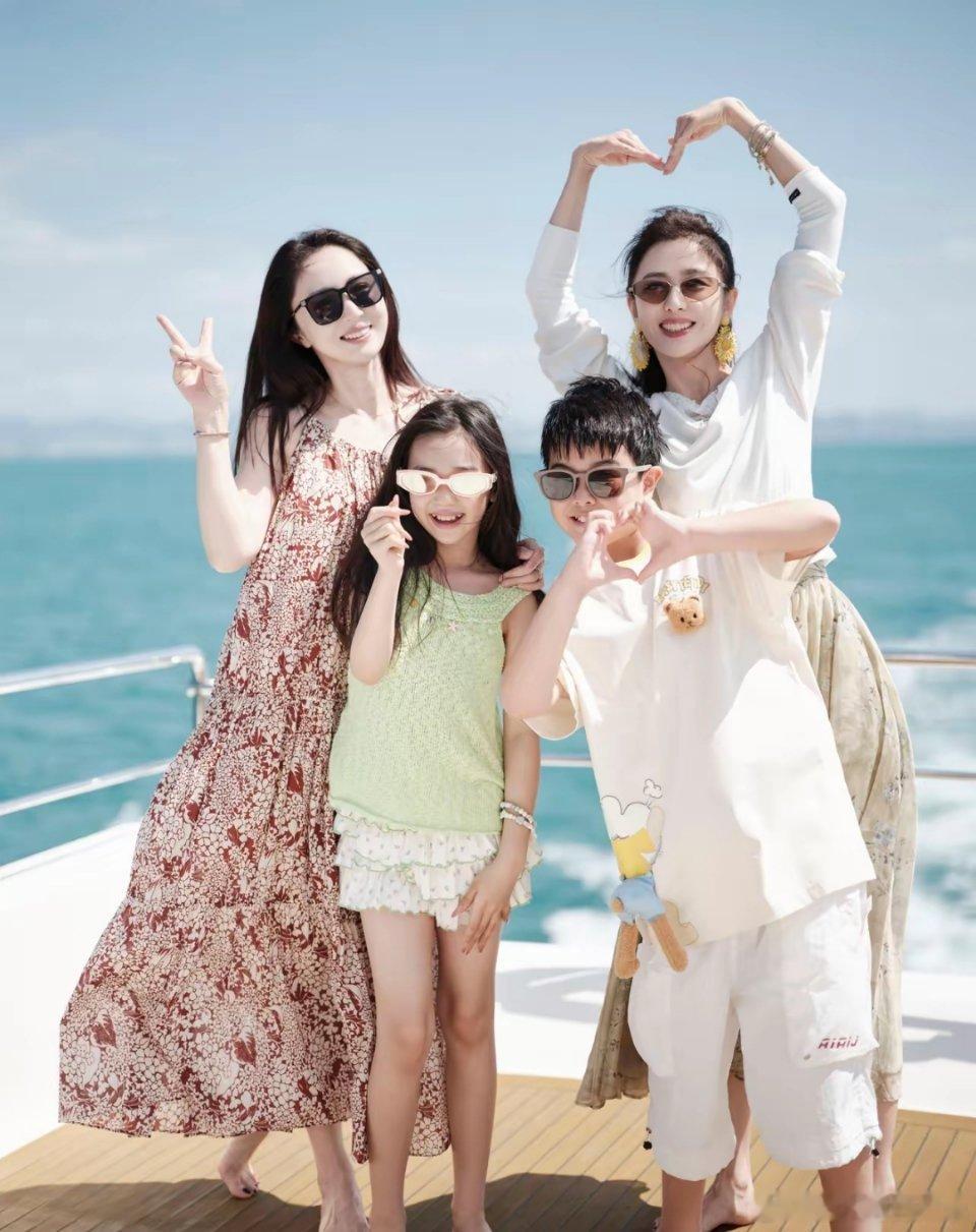 2月17日，董璇发文说：“大年初一，给大家拜年啦！欢欢喜喜过大年，阳光明媚，海风