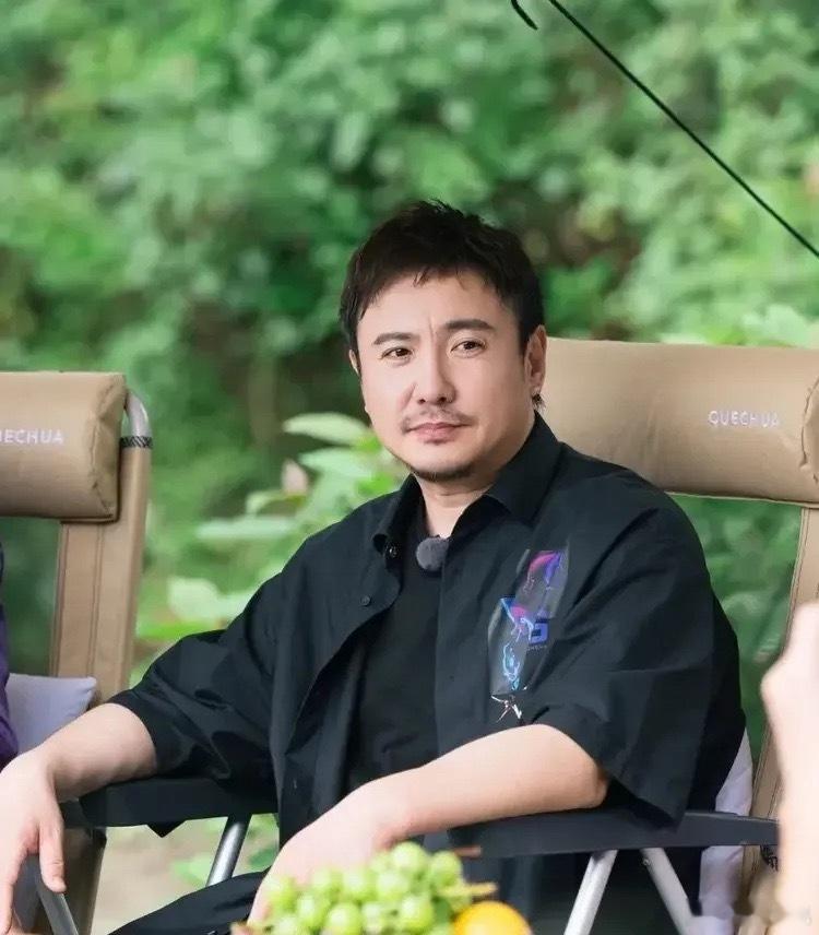 1.颜色姐慕强，希望找的男友各方面都比她强，所以就不好找对象。3.绿大暗经常拿大