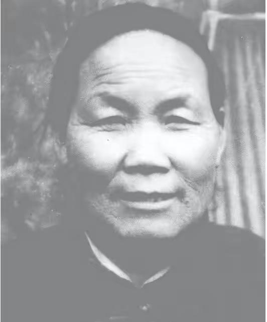 1940年，山东一大娘给八路军煮了浓稠的小米粥，饥饿的战士们狼吞虎咽。班长发觉不