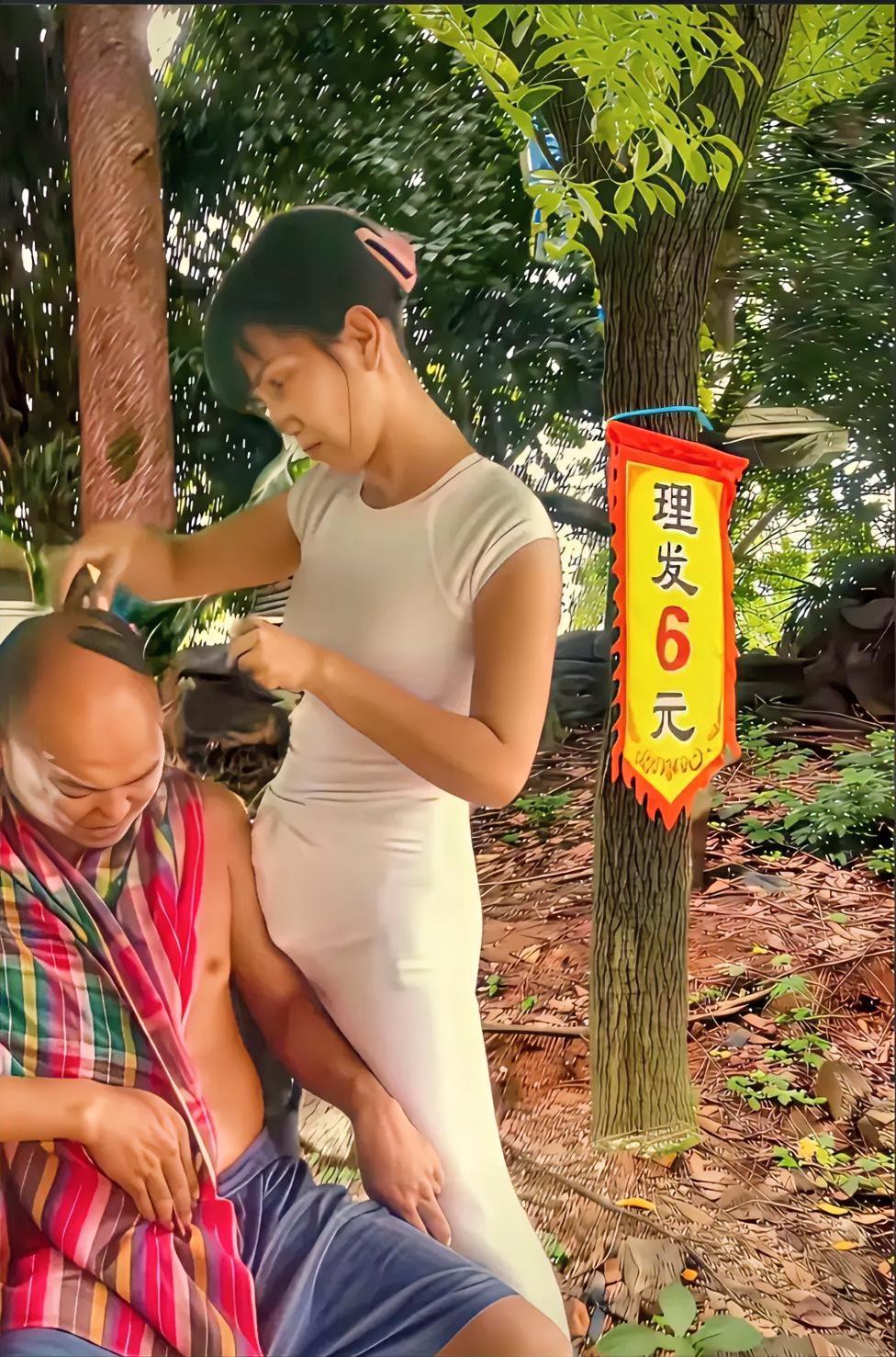 公园理发，关爱老人6块钱，便宜实惠，对大多数老人来说，不讲究发型，只要干净整齐