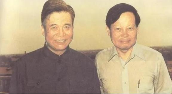 1985年6月，邓稼先因直肠癌晚期躺在医院，好友杨振宁从国外回来看望。杨振宁走后