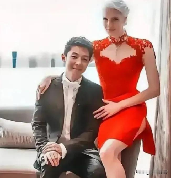 🌛八年前，亿万豪门千金李白执意要嫁给撒贝宁，而与父亲决裂，八年后，李白终于