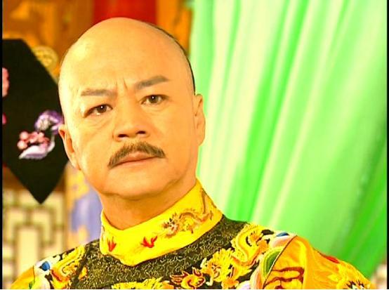 我是越看狄龙越觉得他好丑啊！狄龙和林青霞一样，年轻时都漂亮的不得了，可花期好短