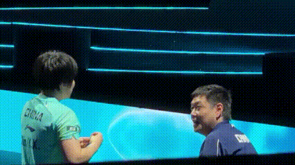 看coco这笑容，和满头黑发，还有那有型的发型，真应该把他调去带男队[偷