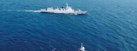 中国的052D驱逐舰，堪称当代海军的“六边形战士”，性能拉满、配置顶尖，放在全球