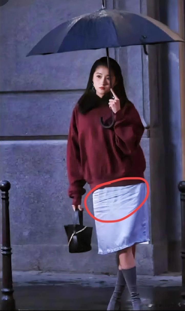 关晓彤的Prada造型，撕开了奢侈品的“皇帝新衣”？难道这就是我们看不懂的