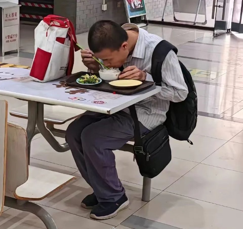 自媒体救了韦东奕一命？当“韦东奕牙掉光”热搜刷屏时，谁能想到这竟是场“意外救