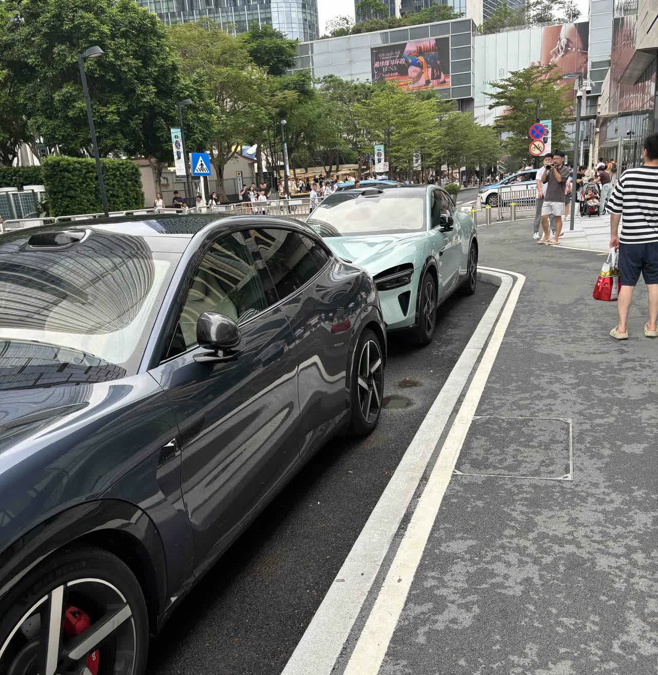 发现在深圳开车，很多人还是很有素质的！遇到行人要过马路，会主动停下来让行