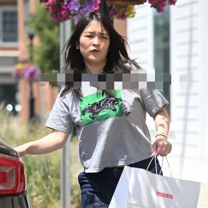 基因是不会说谎的。真子公主这面相看着真是越来越凶狠了，就差人中那加一朵小胡子