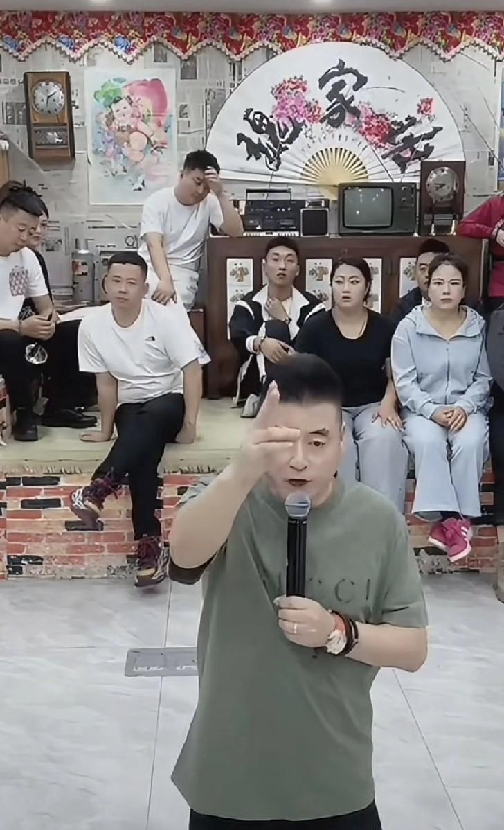 魏三给徒弟娇娇跪地磕头从此两不相欠，娇娇回应绝不接受。因为娇娇追着师父魏三要翡
