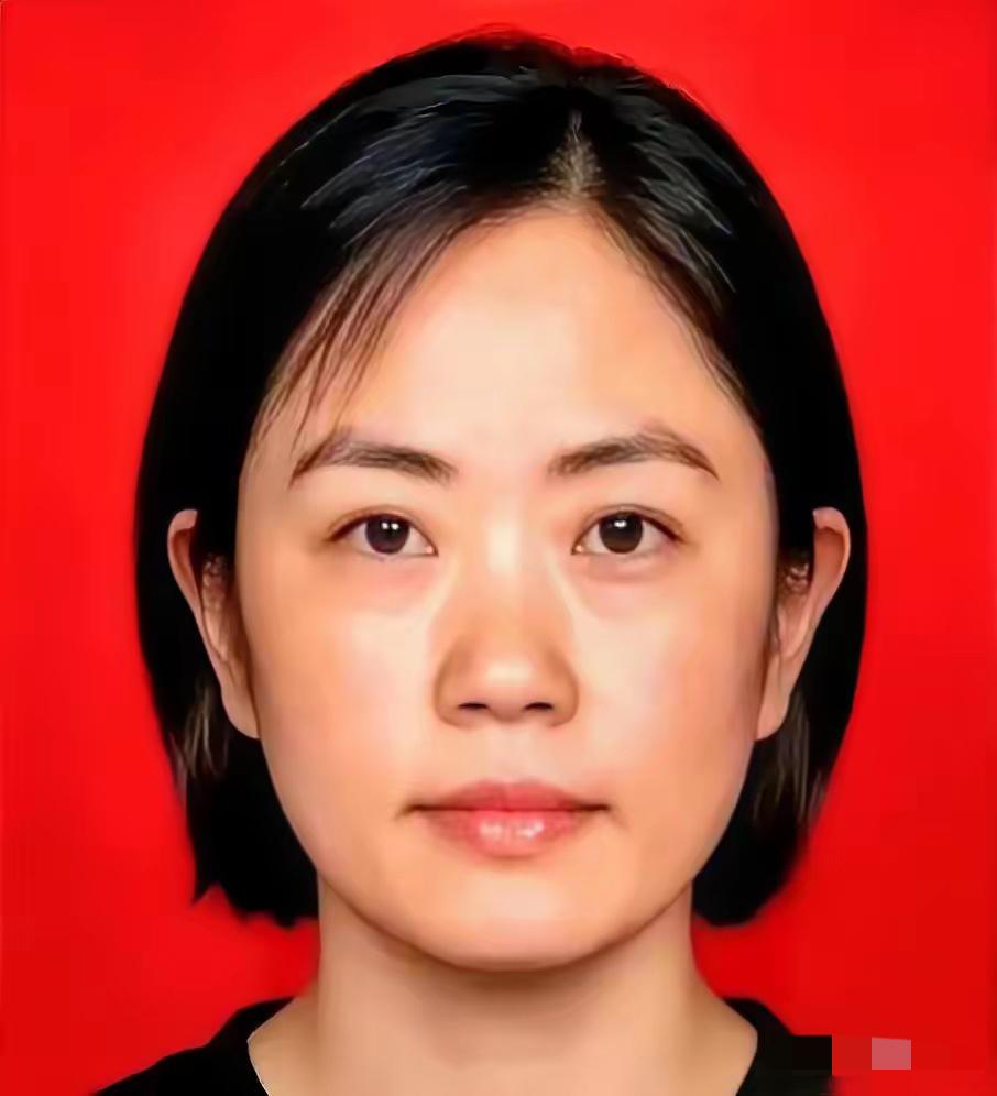 据人民网报道，一个手握大校军衔、拥有高级工程师职称的退役空军女军官，刚在重庆渝北