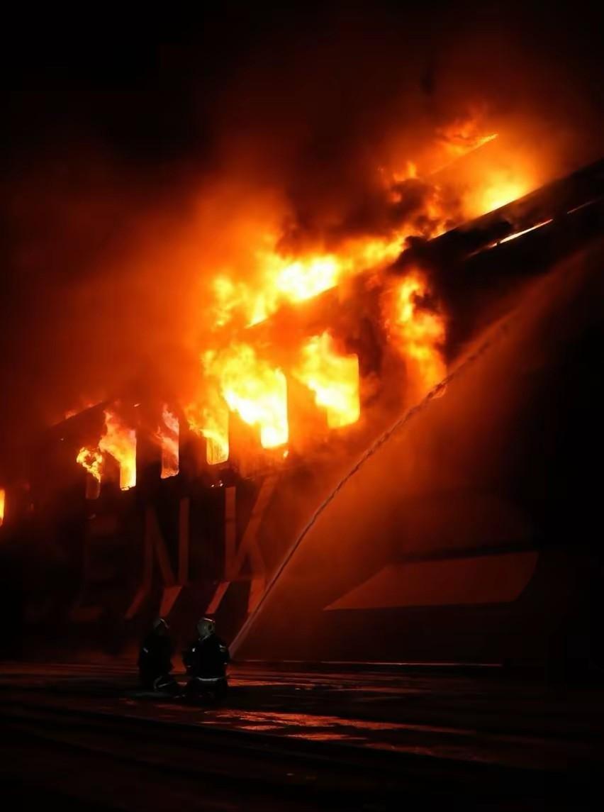 敖德萨的深夜黑暗的像鬼城一样，整个城市的电力系统全被炸光了。欧盟国家为了援助乌