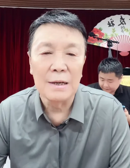 刚才西安相声衡小珍班主透露，要举办纪念珍友社开业18年庆典，首选杨仪作为特约嘉宾
