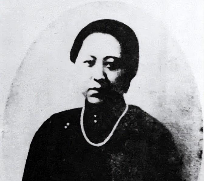 1908年，张作霖四姨太想吃红烧肉，厨师不给做。四姨太和厨师吵了起来。厨师竟以下