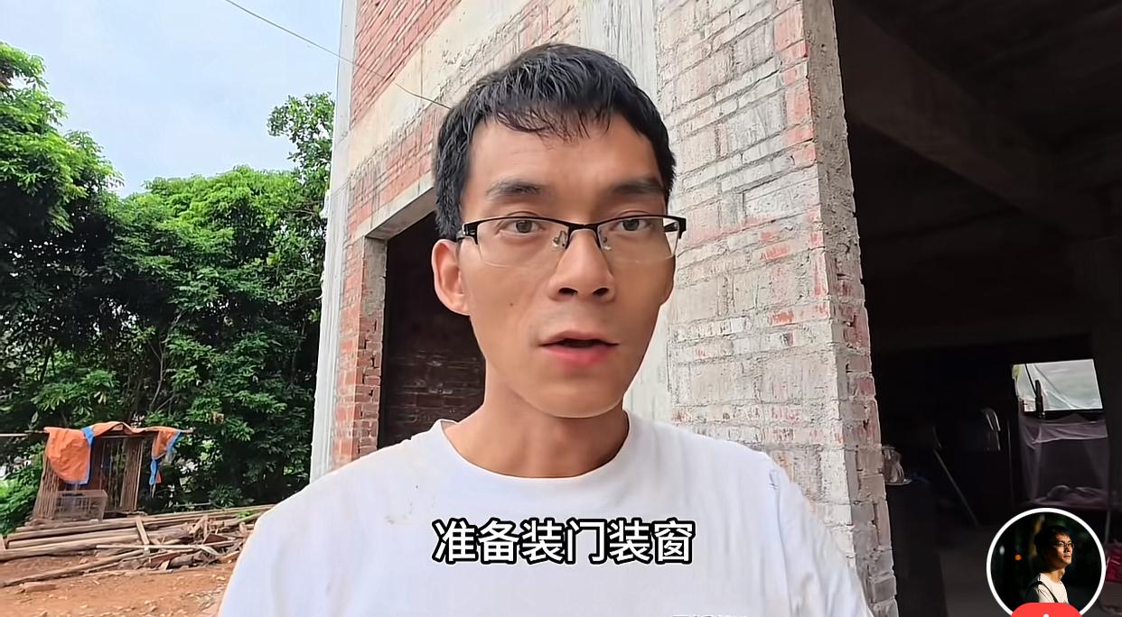 大三开学前，唐尚珺把新房的三楼模板拆了，并为母亲准备了一些烧火的木材。唐尚珺