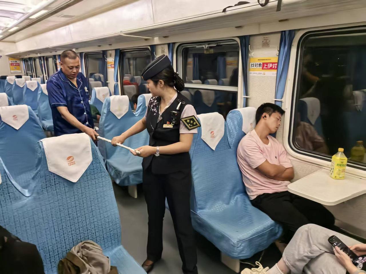 普速列车上暖心事：暖心启程温情助行9月16日，T49次列车郑州站迎来了一位