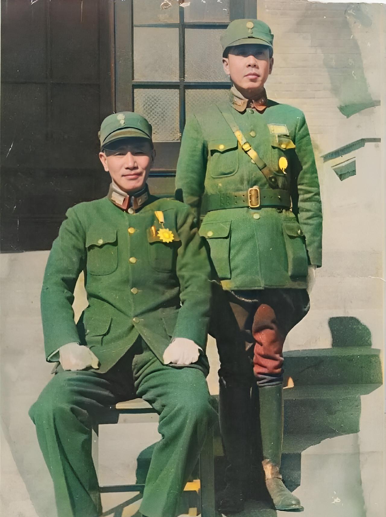 这是蒋中正与部将黄百韬在一起。众所周知，当蒋中正与部将合影时，蒋中正会像长辈一样